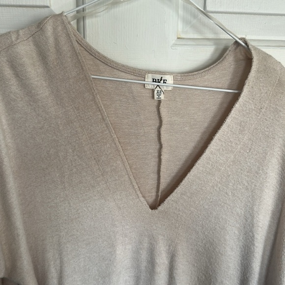 BKE Vneck Long sleeve top size XS - Picture 3 of 4